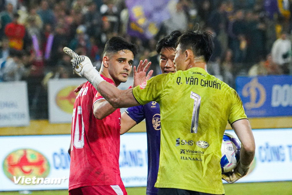 Pha lập công của ngoại binh Brazil là không đủ để giúp Công an Hà Nội tránh khỏi thất bại. Nhận trận thua 1-2 ở derby Thủ đô, Công an Hà Nội để đối thủ bám đuổi là Thể Công-Viettel thu hẹp cách biệt xuống còn 4 điểm trên bảng xếp hạng. (Ảnh: Việt Anh/Vietnam+)