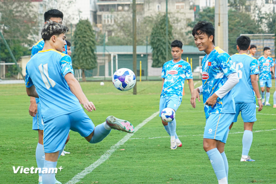Khống chế bóng "mượt mà" ở nhịp chạm đầu tiên. (Ảnh: Phương Thảo/Vietnam+)