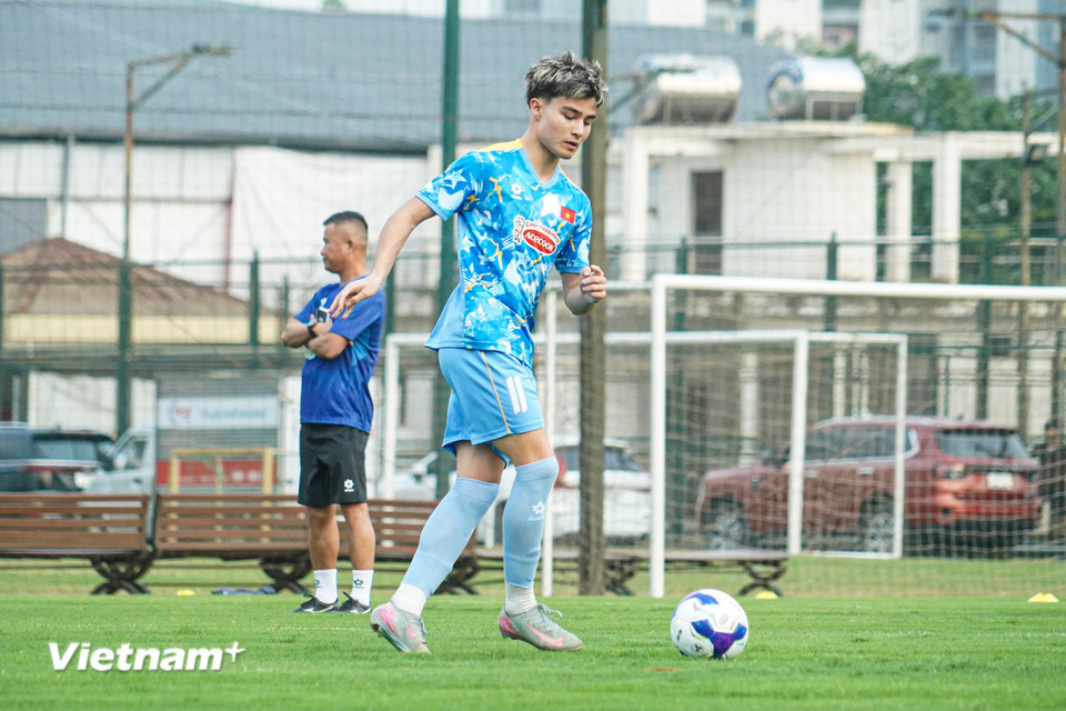 Tập luyện ở cấp độ U23 là cơ hội để Moric "ghi điểm" cho một vị trí chính thức trong tương lai. (Ảnh: Phương Thảo/Vietnam+)