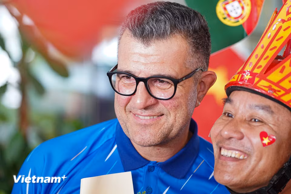 Khóe mắt ngấn lệ của chiến lược gia người Brazil. (Ảnh: Việt Anh/Vietnam+)