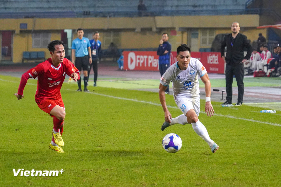 Nam Định là đội nhập cuộc tốt hơn trong khoảng 10 phút đầu trận. (Ảnh: Việt Anh/Vietnam+)