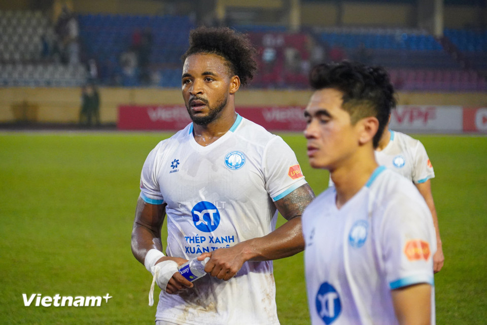 Với Đương kim vô địch Nam Định, Xuân Son và các đồng đội tiếp tục chìm sâu với chuỗi 10 trận không thắng ở V-League, "ngụp lặn" ở nửa sau bảng xếp hạng với vị trí thứ 10. (Ảnh: Việt Anh/Vietnam+)