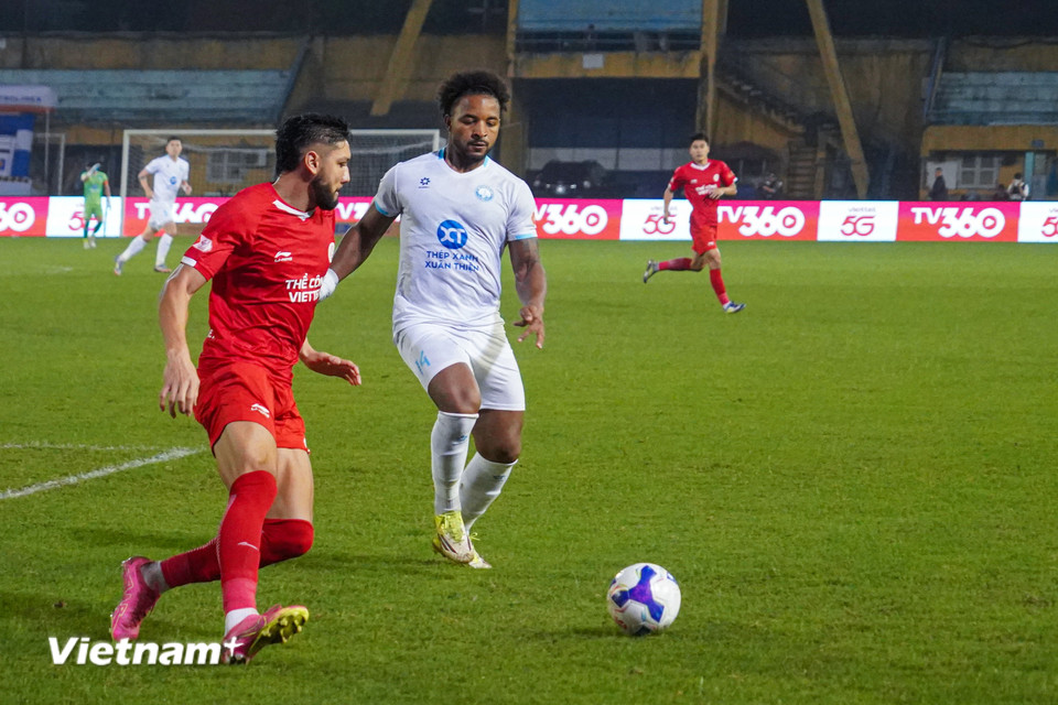 Mới chỉ có 2 trận thắng kể từ đầu giải, Xuân Son (áo trắng) và các đồng đội đang rất "khát" điểm để thoát khỏi nhóm cuối bảng. (Ảnh: Việt Anh/Vietnam+)