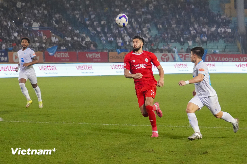 Những phút tiếp theo, Thể Công-Viettel dần bắt nhịp và lấy lại thế trận. (Ảnh: Việt Anh/Vietnam+)