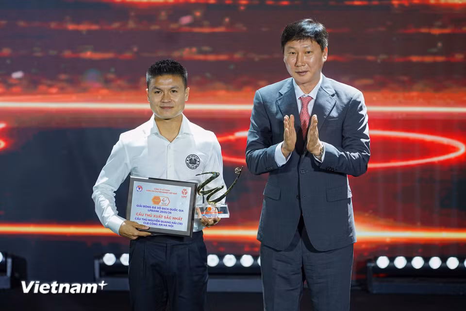 Tiền vệ Quang Hải nhận giải thưởng Cầu thủ xuất sắc nhất V-League 2025/26. Các giải thưởng cá nhân khác như Huấn luyện viên xuất sắc nhất, Vua phá lưới, Cầu thủ trẻ xuất sắc nhất, Bàn thắng đẹp nhất đều thuộc về những cá nhân của Công an Hà Nội, lần lượt là huấn luyện viên Mano Polking, tiền đạo Alan, tiền đạo Đình Bắc và hậu vệ Văn Hậu. (Ảnh: Việt Anh/Vietnam+)