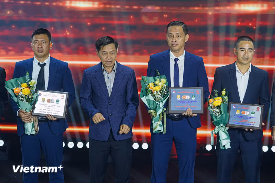 Ban tổ chức trao giải cho những trọng tài hoàn thành xuất sắc nhiệm vụ. (Ảnh: Việt Anh/Vietnam+)