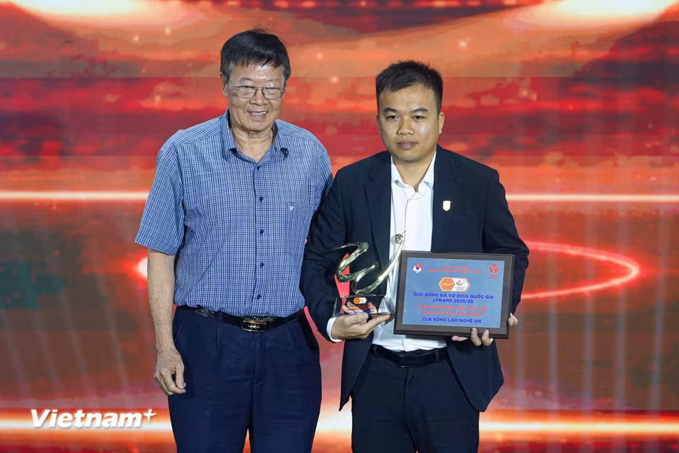 Câu lạc bộ Sông Lam Nghệ An có lần thứ 4 liên tiếp nhận giải thưởng Câu lạc bộ có nhiều cầu thủ trẻ tham gia thi đấu nhất tại V-League. (Ảnh: Việt Anh/Vietnam+)