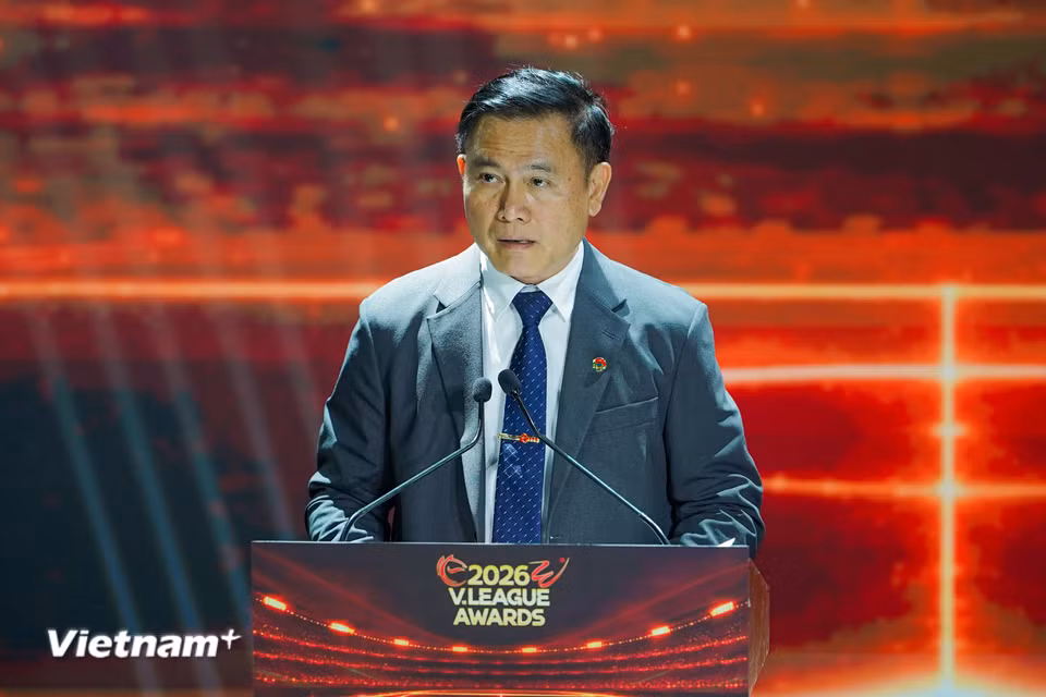 Ông Trần Anh Tú, Phó Chủ tịch Liên đoàn Bóng đá Việt Nam (VFF) phát biểu khai mạc lễ trao giải. (Ảnh: Việt Anh/Vietnam+)