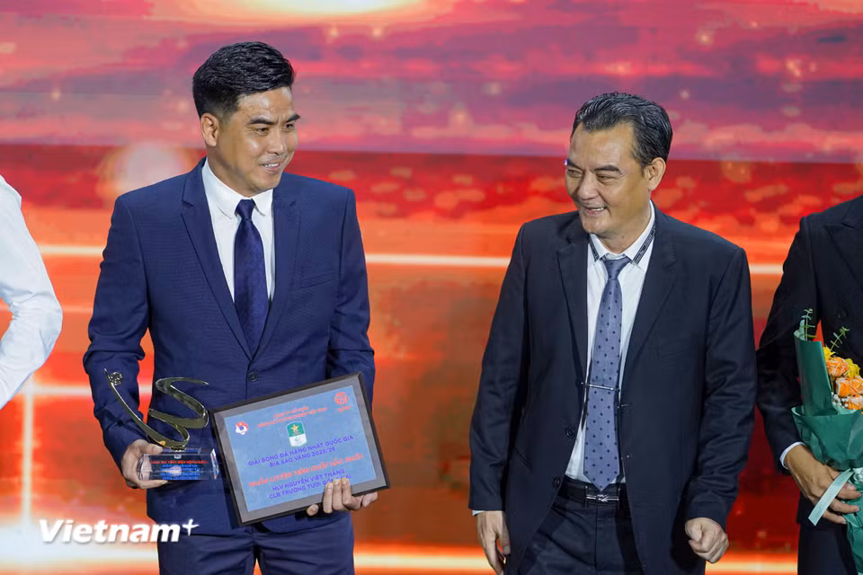 'Kiến trúc sư' cho thành công của Trường Tươi Đồng Nai là huấn luyện viên Nguyễn Việt Thắng (trái) nhận giải thưởng Huấn luyện viên xuất sắc nhất Giải hạng Nhất Quốc gia. (Ảnh: Việt Anh/Vietnam+)