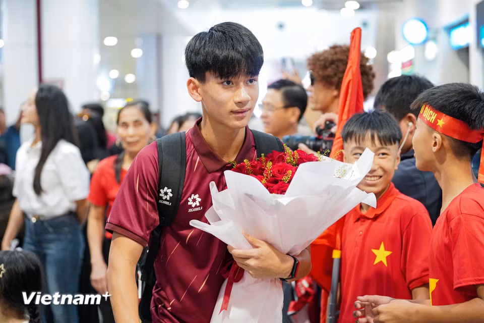Món quà chào đón các cầu thủ U17 Việt Nam về nước là những bó hoa cùng tình cảm nồng nhiệt của người hâm mộ. (Ảnh: Việt Anh/Vietnam+)