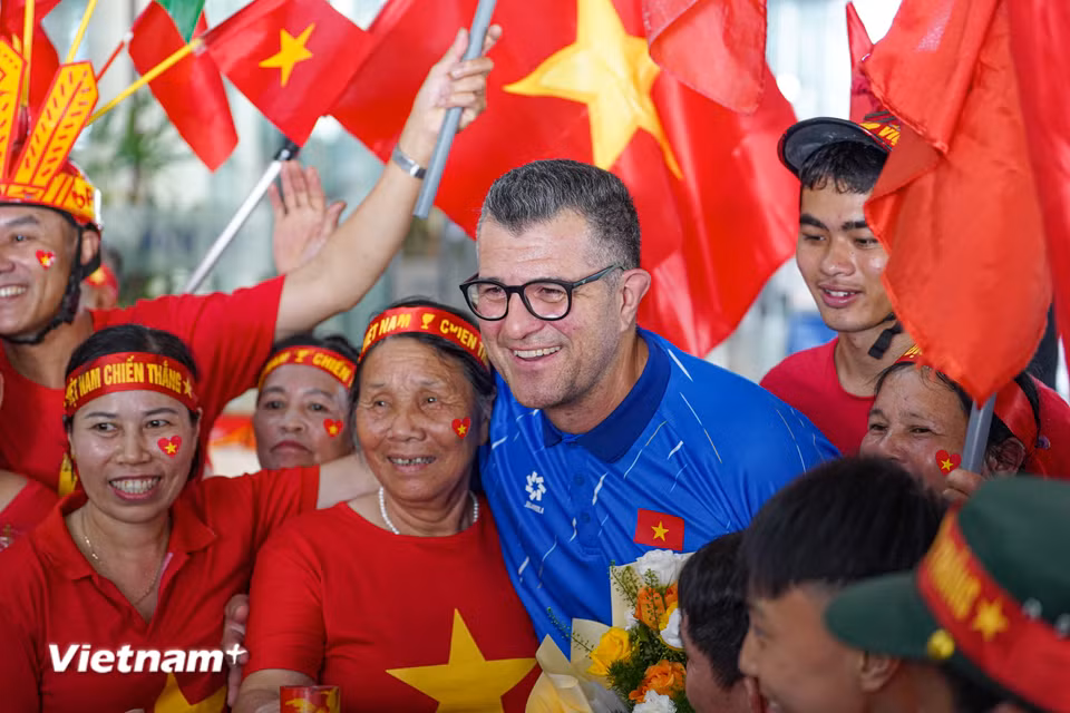 Chiều nay 18/5, huấn luyện viên trưởng Cristiano Roland cùng đội tuyển U17 Việt Nam về nước sau hành trình tại Vòng chung kết U17 châu Á 2026. (Ảnh: Việt Anh/Vietnam+)