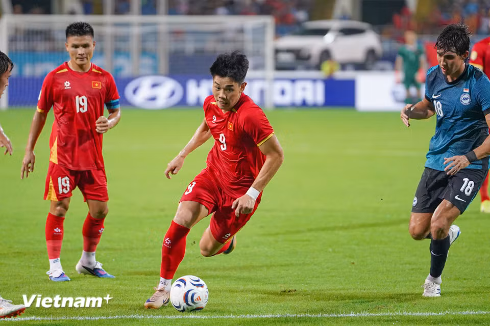 Đình Bắc thi đấu nỗ lực nhưng không thể xuyên phá hàng thủ kỷ luật của Singapore. Tiền đạo mang áo số 9 bị huấn luyện viên Kim Sang-sik rút ra nghỉ chỉ sau 39 phút thi đấu. (Ảnh: Việt Anh/Vietnam+)