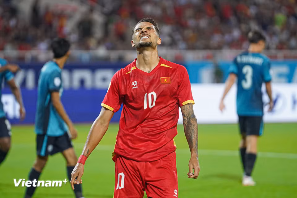 Ở lượt trận thứ hai vòng bảng ASEAN Cup 2026, đội tuyển Việt Nam dù được thi đấu trên sân nhà nhưng đã để đối thủ Singapore cầm hòa với tỷ số 0-0. (Ảnh: Việt Anh/Vietnam+)