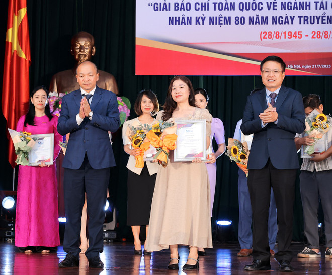 Tác giả Nguyễn Thị Thúy, VietnamPlus nhận giải B với tác phẩm “Bảo đảm an sinh xã hội: Quốc hội bám sát hơi thở cuộc sống”. (Ảnh: Vietnam+) 3933-copy.jpg
