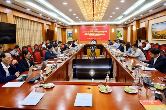 Đồng chí Trần Lưu Quang khẳng định tầm quan trọng của Đề án đồng thời yêu cầu các thành viên Ban Chỉ đạo, Tổ Biên tập thực hiện nhiệm vụ với tinh thần quyết tâm cao nhất, chú trọng đến chất lượng của Đề án. (Ảnh: BCS/Vietnam+)