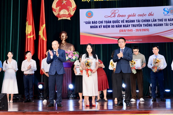 Tác giả Nguyễn Thị Hạnh, VietnamPlus nhận giải C với tác phẩm “Vượt qua thách thức nắm bắt cơ hội và triển vọng năm 2025.” (Ảnh: Vietnam+) z6827089190554-cb7e05b9fa9406f07e6815034d07c3ae.jpg