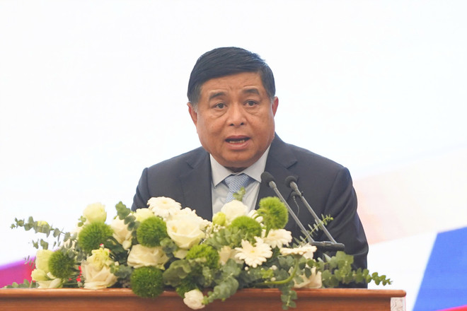Místopředseda vlády Nguyen Chi Dung poukázal na to, že Vietnam se musí rychleji, rozhodněji a odvážněji chovat, aby zkrátil odstup od světa, a zároveň se hluboce integrovat a strategicky spolupracovat s předními ekonomikami, prestižními mezinárodními organizacemi a technologickými korporacemi. (Foto: Vietnam+) 11111.jpg