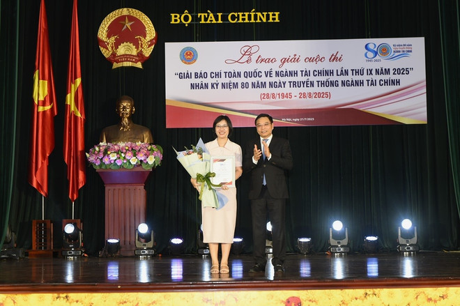 Bộ trưởng Bộ Tài chính Nguyễn Văn Thắng trao Giải Đặc biệt cho tác giả. (Ảnh: Vietnam+) btc.jpg