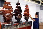 Các sản phẩm của cơ sở chế tác thuyền gỗ mỹ nghệ Quốc Điệp, xã Cát Thành, Ninh Bình). (Ảnh: Nguyễn Lành/TTXVN)
