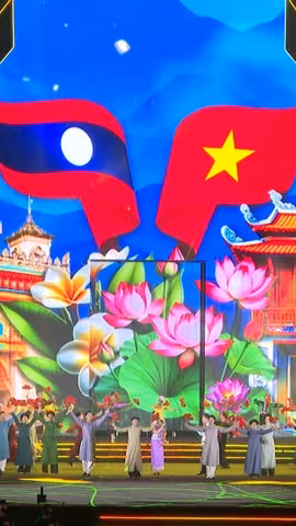 Đêm nghệ thuật thăng hoa của tình hữu nghị Việt-Lào: Mãi mãi xanh tươi, đời đời bền vững. (Ảnh: TTXVN phát)