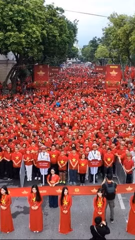 Đông đảo người dân tham gia chương trình "Cùng Việt Nam tiến bước 2025" tại điểm cầu hồ Hoàn Kiếm. (Ảnh: BND)