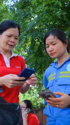 Cán bộ nhân viên Viettel hỗ trợ khách hàng trước, trong và sau thời điểm tắt sóng 2G (Ảnh: Viettel)