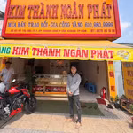Đối tượng Nguyễn Minh Đắc trước tiệm vàng xảy ra vụ cướp. (Ảnh: CA Thành phố Hồ Chí Minh cung cấp)