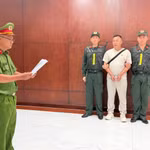 Công an Thành phố Hồ Chí Minh đọc quyết định khởi tố bị can, bắt tạm giam đối với SUN YUPENG (Tôn Bằng), quốc tịch Trung Quốc, về hành vi xâm phạm quyền sở hữu công nghiệp đối với nhãn hiệu “Hằng Du Mục”. (Ảnh: CA Thành phố Hồ Chí Minh cung cấp)