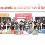 12 đối tượng và các tang chứng, vật chứng tại Cơ quan Cảnh sát điều tra Công an Thành phố Hồ Chí Minh. (Ảnh: CA Thành phố Hồ Chí Minh cung cấp)