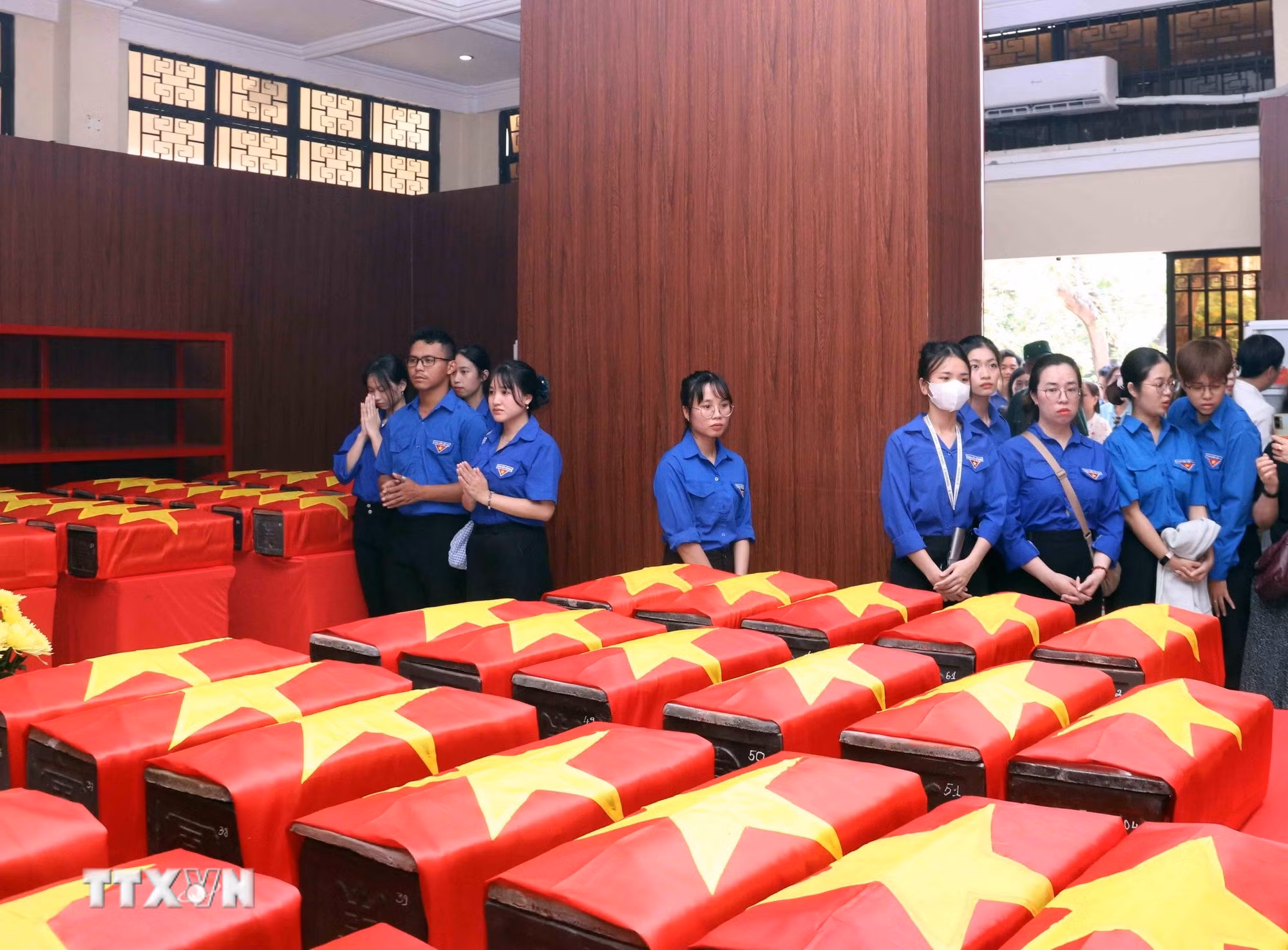 ttxvn_chien-dich-500-ngay-dem-nguoi-dan-thanh-pho-ho-chi-minh-tim-ve-coi-nguon-voi-su-tri-an-8903844-6.jpg