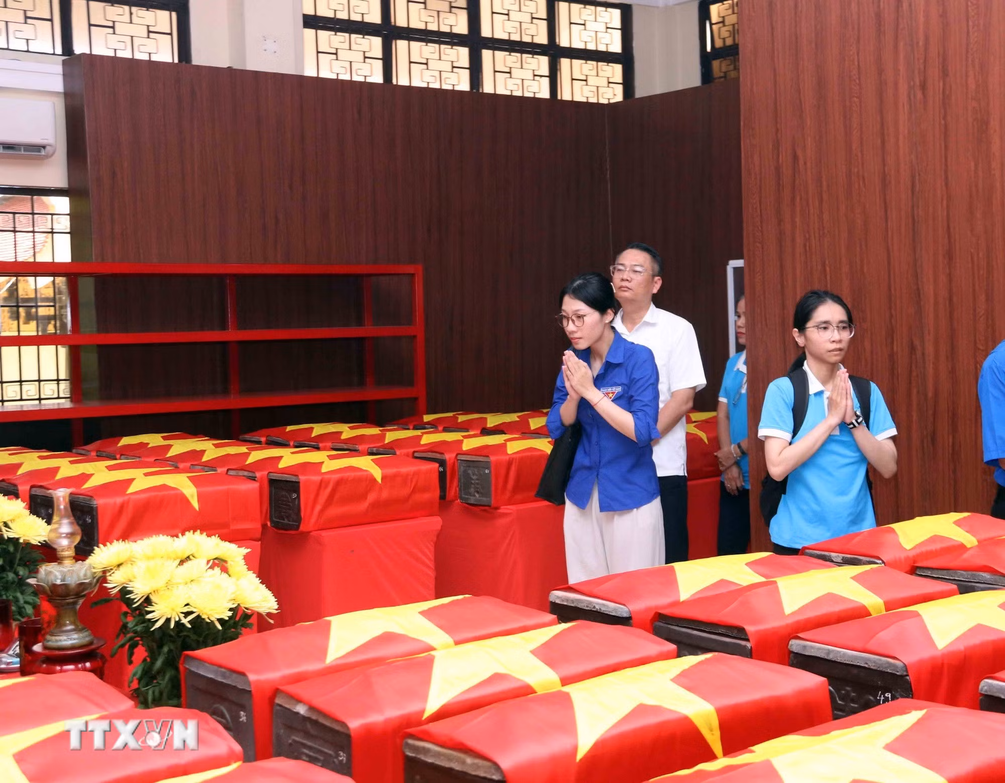 ttxvn_chien-dich-500-ngay-dem-nguoi-dan-thanh-pho-ho-chi-minh-tim-ve-coi-nguon-voi-su-tri-an-8903844-5.jpg