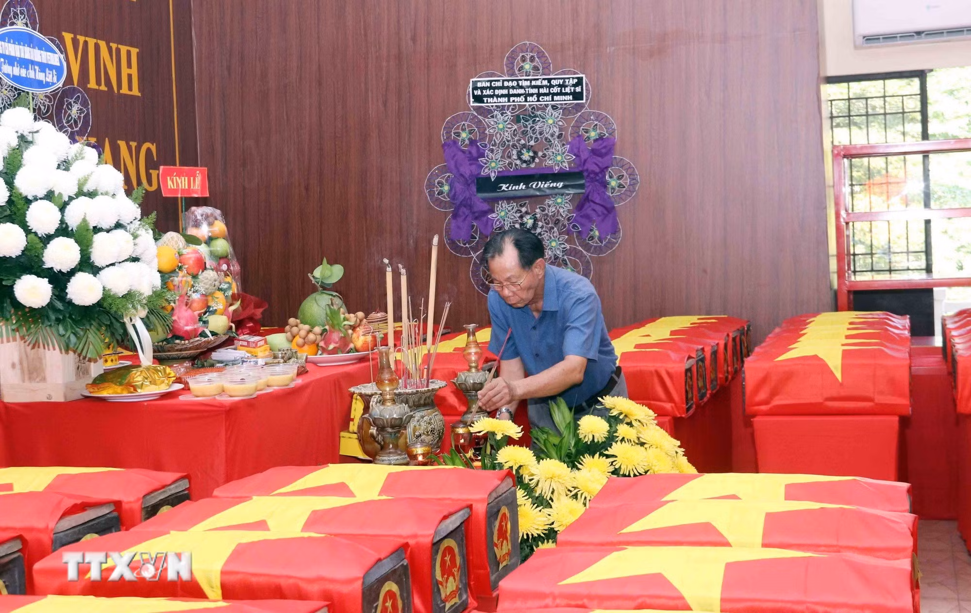 ttxvn_chien-dich-500-ngay-dem-nguoi-tinh-nguyen-vien-tuoi-82-va-hanh-trinh-gan-nua-the-ky-di-tim-dong-doi-8893506.jpg