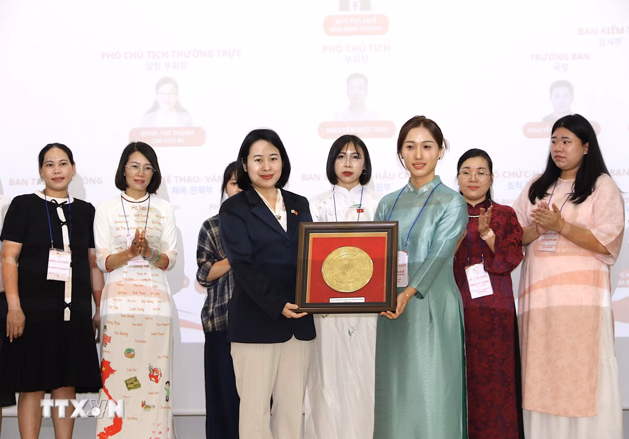 ttxvn-ra-mat-hoi-nguoi-viet-nam-tai-thanh-pho-asan-han-quoc-8914201-2.jpg