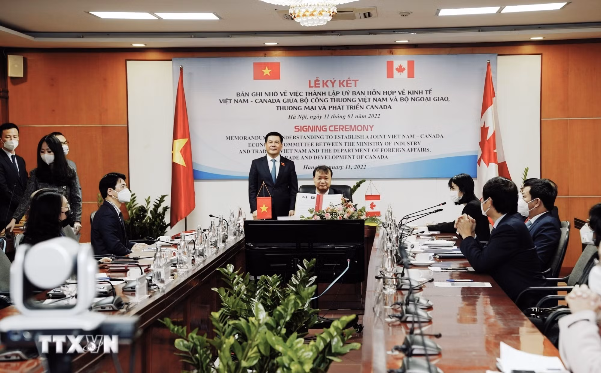 ttxvn-viet-nam-canada-tang-cuong-hop-tac-kinh-te-thuong-mai-va-dau-tu-5863788.jpg