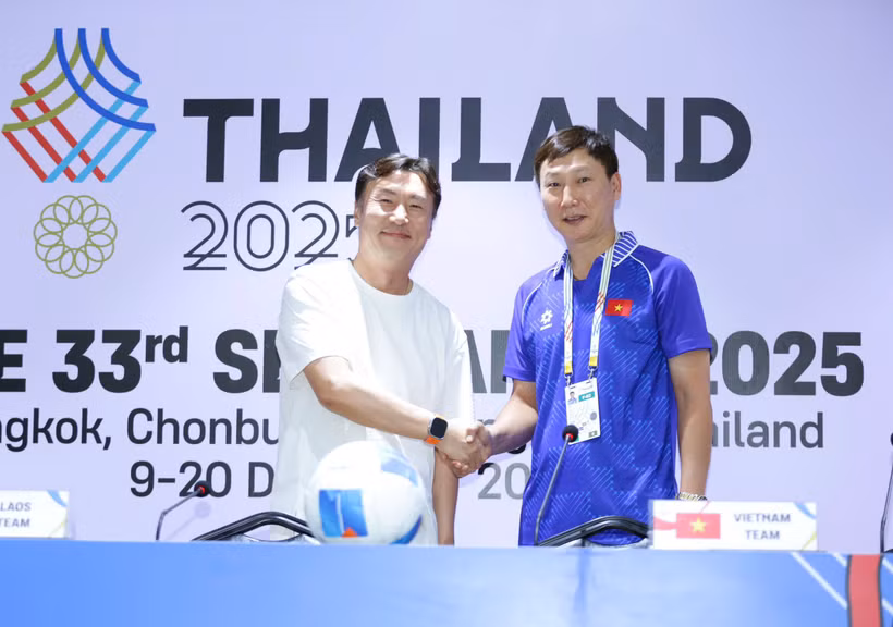 Huấn luyện viên trưởng U22 Việt Nam là ông Kim Sang-sik (áo xanh) và Huấn luyện viên trưởng U22 Lào là ông Ha Hyeok-jun tham dự họp báo. (Ảnh: VFF)
