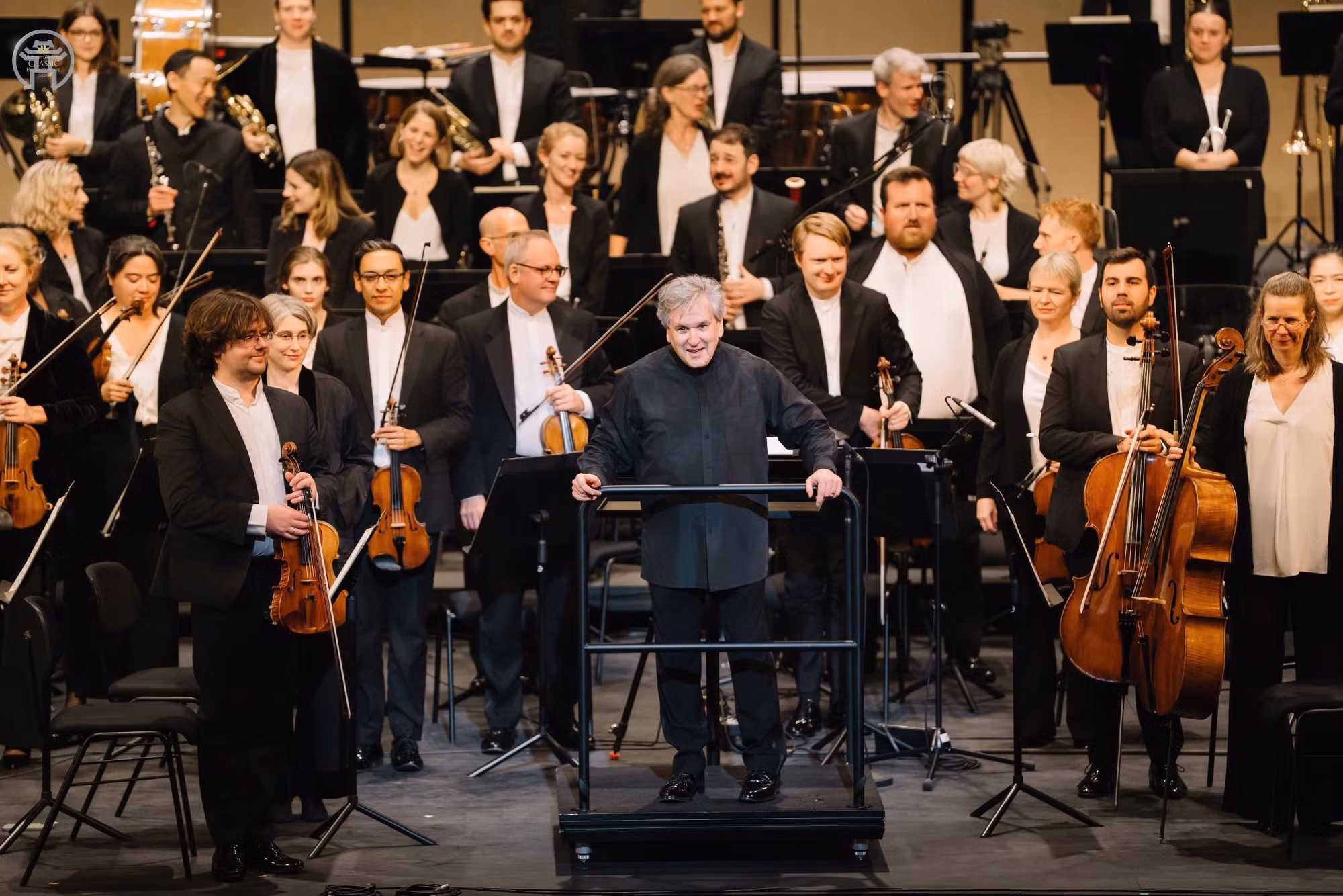 Nhạc trưởng Sir Antonio Pappano cùng Dàn nhạc Giao hưởng London biểu diễn tại Nhà hát Hồ Gươm tối 2/10. (Ảnh: CTV/Vietnam+)