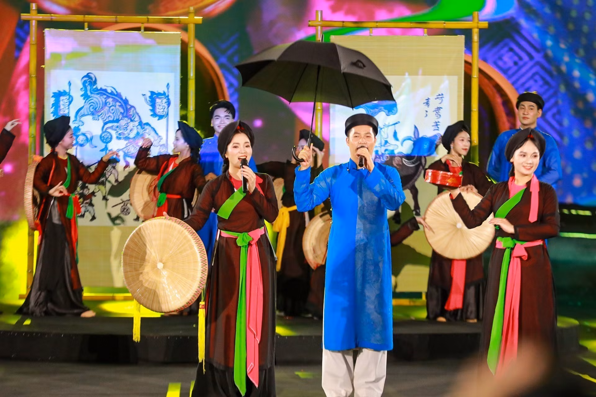 vna-potal-khai-mac-le-hoi-van-hoa-the-gioi-tai-ha-noi-lan-thu-hai-muon-sac-mau-cung-hoi-tu-9061331.jpg
