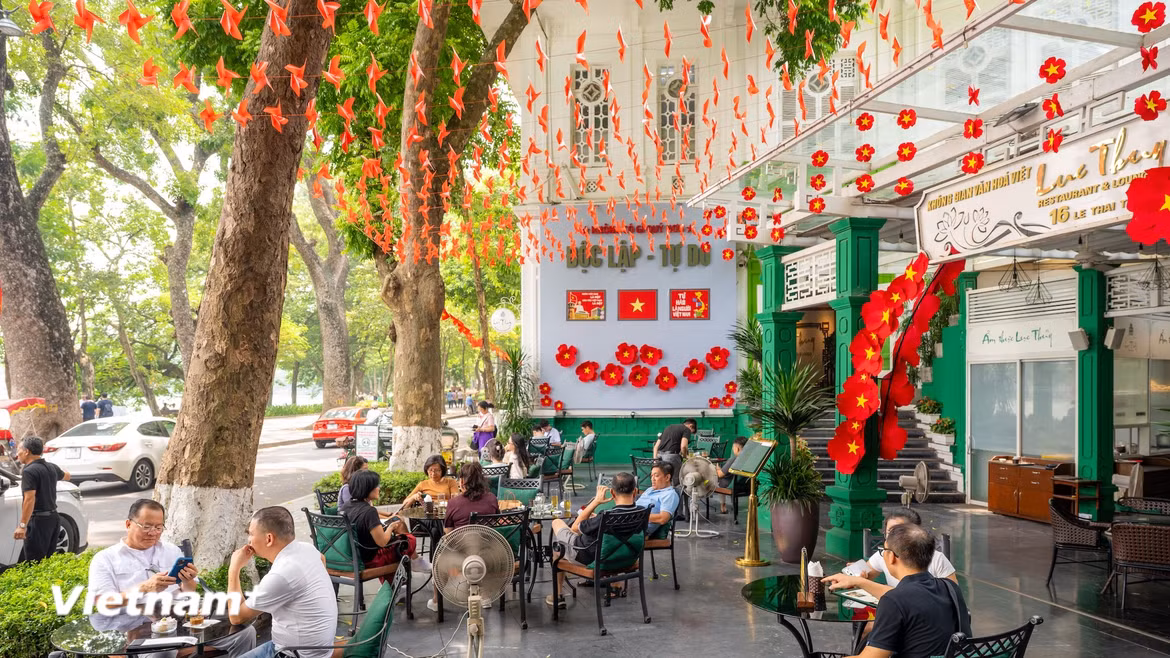 Những quán cà phê có vị trí 'đắt giá' bên Hồ Gươm dịp Quốc khánh 2/9 