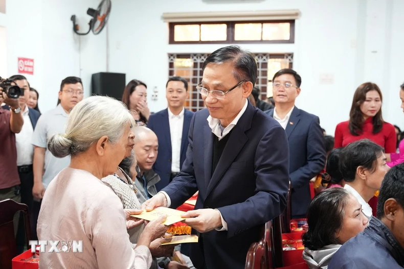 Ông Lê Hoài Trung, Ủy viên Bộ Chính trị, Bộ trưởng Bộ Ngoại giao trao quà Tết cho các hộ gia đình chính sách, có hoàn cảnh khó khăn. (Ảnh: Mai Trang/TTXVN)