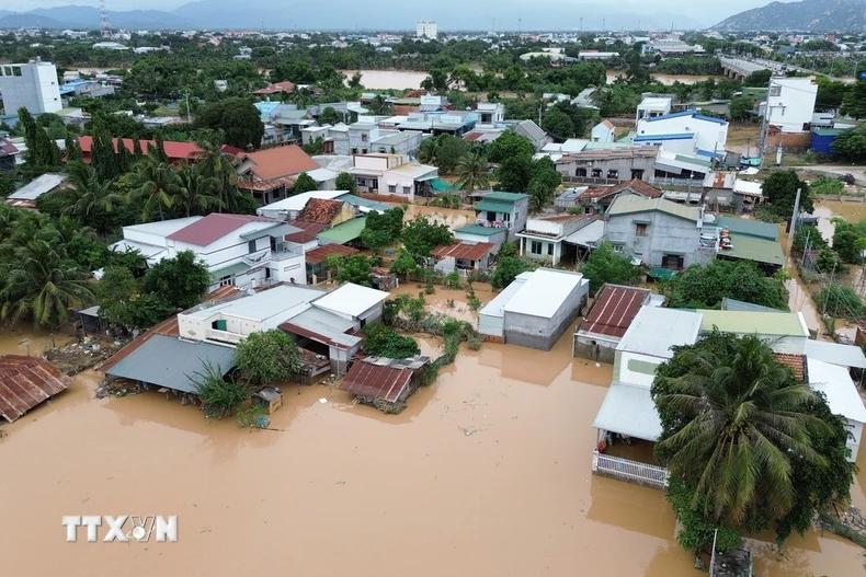 Mưa lũ gây thiệt hại tại nhiều địa phương ở Khánh Hòa hồi tháng 11 vừa qua. (Ảnh: Nguyễn Thành/TTXVN)