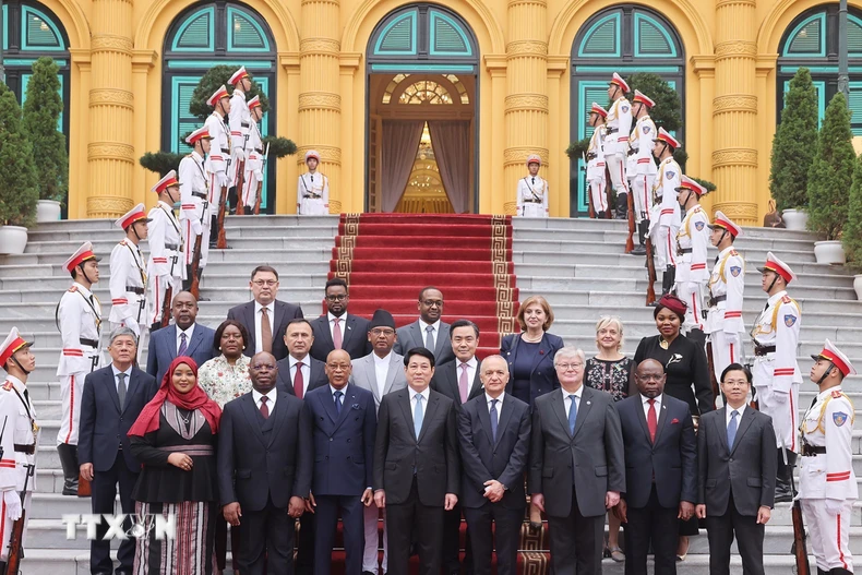 Chủ tịch nước Lương Cường với các Đại sứ đến trình Quốc thư. (Ảnh: Lâm Khánh/TTXVN)