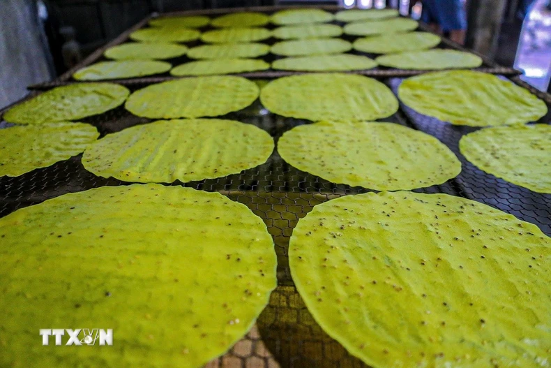Bánh tráng làng nghề Lựu Bảo độ mỏng, dẻo và vị thơm bùi. (Ảnh: Văn Dũng/TTXVN)