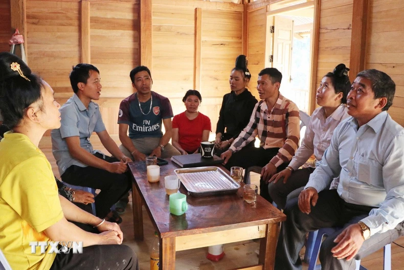 Bí thư Chi bộ Lý Văn Chém (áo sọc) rất được bà con người Cống ở bản Táng Ngá tín nhiệm. (Ảnh: Nguyễn Oanh/TTXVN)