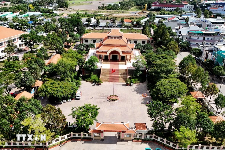 Khu lưu niệm Luật sư Nguyễn Hữu Thọ có tổng diện tích 10.000m2, có kiến trúc đền độc đáo, mang đậm bản sắc văn hóa phương Nam. (Ảnh: Hồng Đạt/TTXVN)