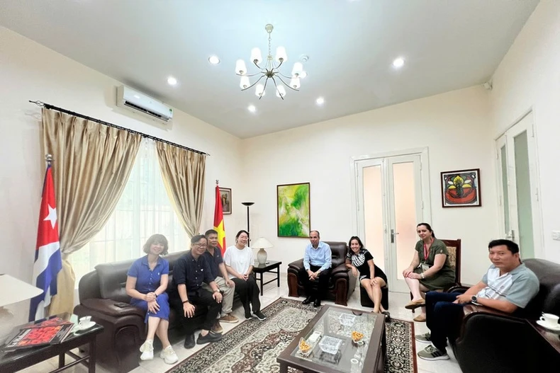 Đoàn làm phim làm việc với Đại sứ quán Cuba tại Việt Nam. (Ảnh: Đài Truyền hình Việt Nam cung cấp)