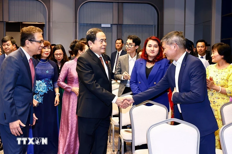 Chủ tịch Quốc hội Trần Thanh Mẫn gặp gỡ đại diện cán bộ Đại sứ quán và đại diện cộng đồng người Việt Nam tại Uzbekistan. (Ảnh: Doãn Tấn/TTXVN)