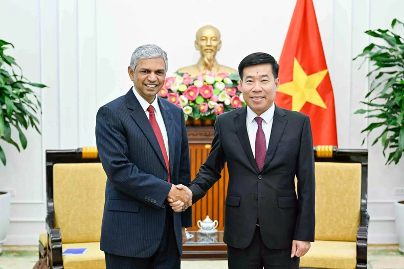 Thứ trưởng Bộ Ngoại giao Nguyễn Mạnh Cường tiếp ông Shri Periasamy Kumaran, Thứ trưởng phụ trách khu vực phương Đông, Bộ Ngoại giao Ấn Độ. (Nguồn: Thế giới và Việt Nam)