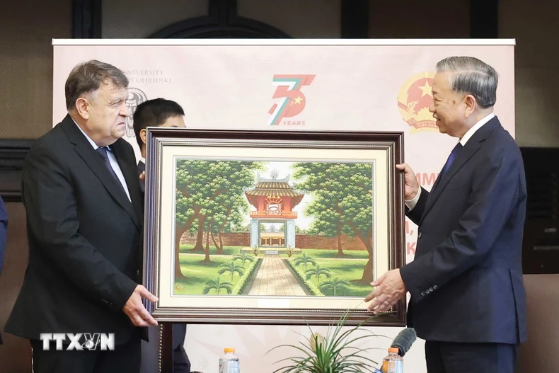 Tổng Bí thư Tô Lâm tặng Hiệu trưởng Trường Đại học Sofia Georgi Valchev bức tranh lưu niệm. (Ảnh: Thống Nhất/TTXVN)