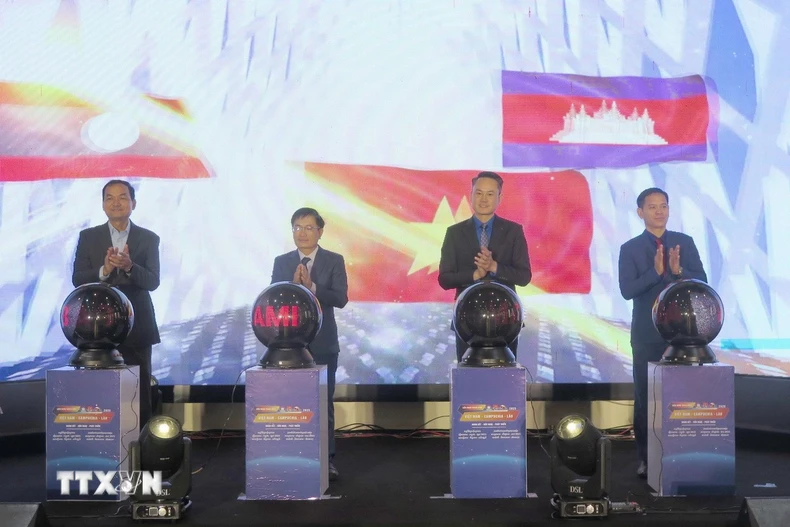 Các đại biểu bấm nút khai mạc Liên hoan. (Ảnh: Cao Nguyên/TTXVN)