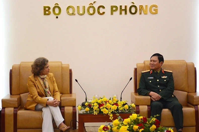 Đại tướng Nguyễn Tân Cương tiếp Đại sứ Tây Ban Nha Carmen Cano De Lasala. (Nguồn: Quân đội Nhân dân)